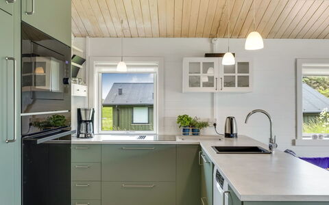 Aashild - 400M from the Sea: Küche, Countertop, Interior Design, Küchengerät, Flooring, Cabinetry, Möbel, Holz, Decke, Light Fixture