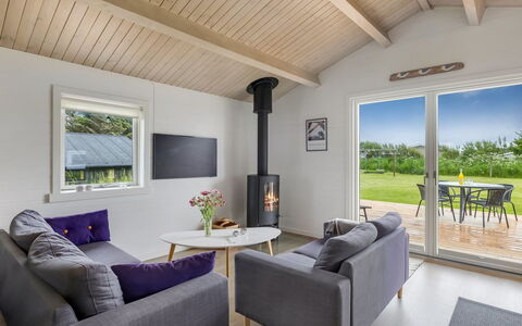 Aashild - 400M from the Sea: Flooring, Interior Design, Holz, Fussboden, Decke, Holzboden, Wohnzimmer, Möbel, Zuhause, Zimmer