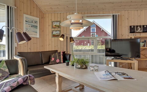 Hedy - 150M from the Sea: Möbel, Interior Design, Flooring, Holz, Fussboden, Decke, Holzboden, Stuhl, Tabelle, Beleuchtung