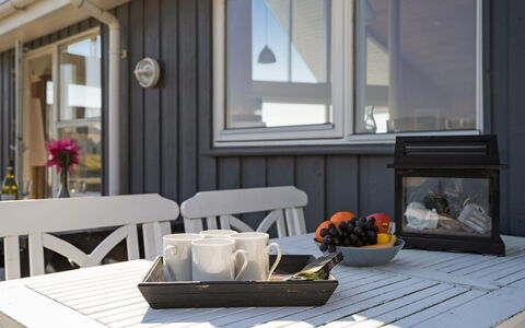 Hedy - 150M from the Sea: Möbel, Interior Design, Flooring, Holz, Fussboden, Decke, Holzboden, Stuhl, Tabelle, Beleuchtung