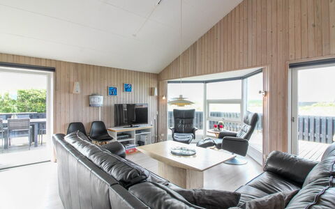 Seniha - 400M from the Sea: Holz, Zuhause, Decke, Hartholz, Hütte, Holzboden, Planke, Holzbeize, Wohnzimmer