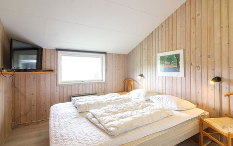 Seniha - 400M from the Sea: Holz, Schlafzimmer, Interior Design, Decke, Bett, Fussboden, Flooring, Bettdecke, Zuhause, Bettrahmen