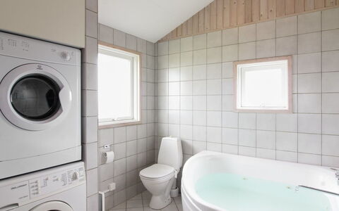 Seniha - 400M from the Sea: Flooring, Fussboden, Interior Design, Waschmaschine, Decke, Armatur, Badezimmer, Zimmer, Installation, Zapfhahn