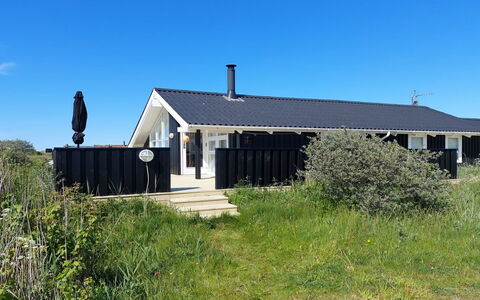 Sixten - 450M from the Sea: Flooring, Wand, Fussboden, Interior Design, Holz, Decke, Holzboden, Beleuchtung, Möbel, Laminatboden