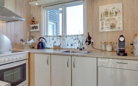 Afrim - 694M from the Sea: Küche, Küchengerät, Countertop, Major Appliance, Holz, Interior Design, Cabinetry, Möbel, Zimmer, Beleuchtung