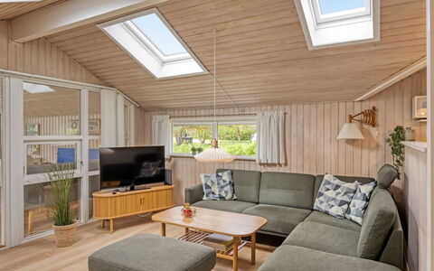 Fliri - 700M from the Sea: Holz, Interior Design, Möbel, Flooring, Fussboden, Decke, Couch, Zuhause, Holzboden, Wohnzimmer