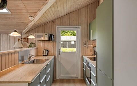 Fliri - 700M from the Sea: Küche, Holz, Countertop, Flooring, Interior Design, Decke, Küchengerät, Möbel, Fussboden, Cabinetry