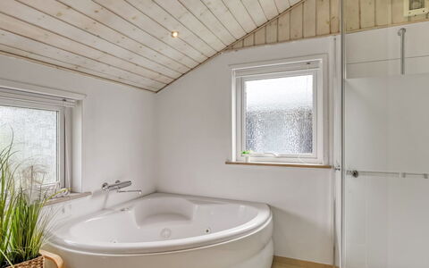 Fliri - 700M from the Sea: Armatur, Flooring, Holz, Fussboden, Badezimmer, Decke, Interior Design, Installation, Zapfhahn, Badewanne