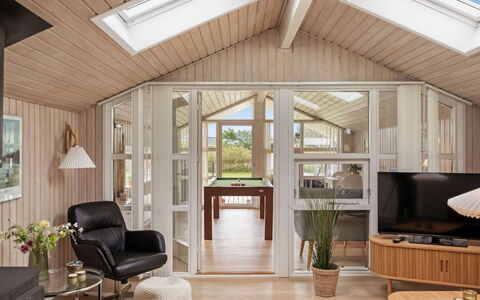 Fliri - 700M from the Sea: Holz, Decke, Interior Design, Möbel, Zuhause, Fussboden, Wohnzimmer, Hartholz, Stuhl, Holzboden