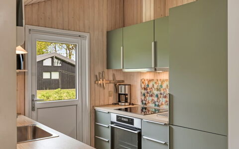 Fliri - 700M from the Sea: Küche, Küchengerät, Countertop, Major Appliance, Holz, Interior Design, Flooring, Möbel, Cabinetry, Haushaltsgerät