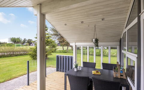 Fliri - 700M from the Sea: Holz, Flooring, Decke, Fussboden, Möbel, Interior Design, Tür, Veranda, Holzboden, Zuhause
