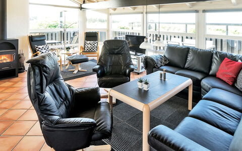 Elvie - 200M from the Sea: Möbel, Interior Design, Flooring, Holz, Fussboden, Stuhl, Decke, Couch, Wohnzimmer, Holzboden