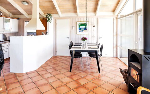 Elvie - 200M from the Sea: Flooring, Interior Design, Fussboden, Möbel, Holz, Decke, Holzboden, Zimmer, Stuhl, Küche