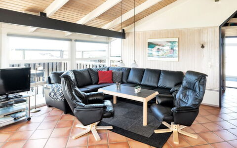 Elvie - 200M from the Sea: Möbel, Interior Design, Couch, Decke, Wohnzimmer, Flooring, Fussboden, Zuhause, Zimmer, Holzboden