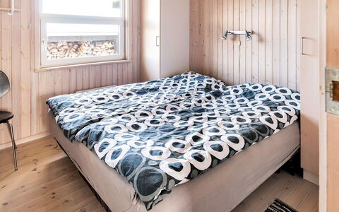 Elvie - 200M from the Sea: Schlafzimmer, Wand, Holz, Bett, Bettdecke, Fussboden, Bedding, Flooring, Interior Design, Linens