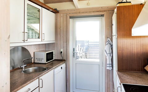 Elvie - 200M from the Sea: Holz, Flooring, Fussboden, Küche, Countertop, Interior Design, Tür, Major Appliance, Sinken, Cabinetry