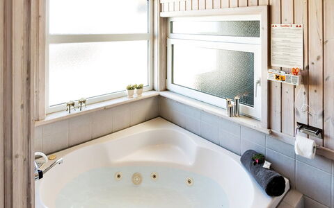 Elvie - 200M from the Sea: Badewanne, Armatur, Interior Design, Decke, Badezimmer, Flooring, Fussboden, Zimmer, Installation, Beleuchtung