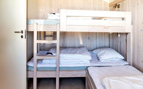 Elvie - 200M from the Sea: Etagenbett, Bett, Schlafzimmer, Holz, Bedding, Bettdecke, Interior Design, Fussboden, Bettrahmen, Möbel