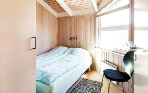 Elvie - 200M from the Sea: Schlafzimmer, Wand, Interior Design, Fussboden, Flooring, Holz, Bett, Decke, Bettdecke, Bedding