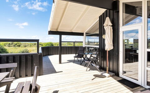 Elvie - 200M from the Sea: Holz, Veranda, Fussboden, Deck, Hartholz, Holzbeize, Schatten, Holzboden, Planke, Balkon
