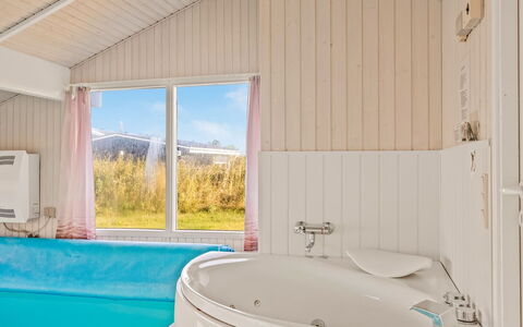 Otta - 779M from the Sea: Interior Design, Decke, Zuhause, Fussboden, Flooring, Möbel, Zimmer, Schlafzimmer, Vorhang, Bett