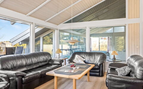 Otta - 779M from the Sea: Holz, Zuhause, Tür, Decke, Hütte, Hartholz, Couch, Wohnzimmer, Schatten