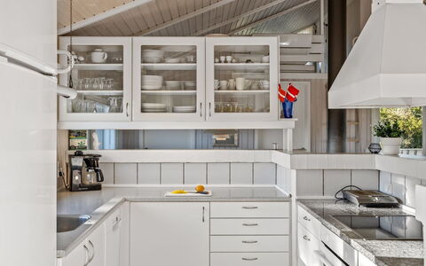 Otta - 779M from the Sea: Küche, Countertop, Interior Design, Cabinetry, Küchengerät, Flooring, Decke, Major Appliance, Light Fixture, Möbel
