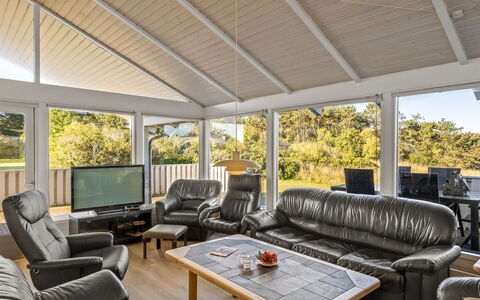 Otta - 779M from the Sea: Holz, Decke, Interior Design, Flooring, Fussboden, Möbel, Zuhause, Hartholz, Couch, Veranda