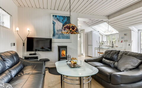Grazian - 50M from the Sea: Möbel, Interior Design, Decke, Couch, Wohnzimmer, Zuhause, Beleuchtung, Zimmer, Wohnung