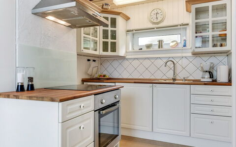 Grazian - 50M from the Sea: Küche, Cabinetry, Flooring, Countertop, Interior Design, Holz, Küchengerät, Fussboden, Schublade, Möbel