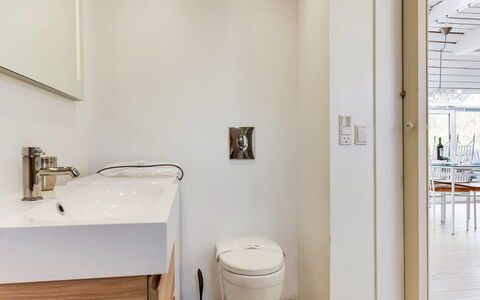 Grazian - 50M from the Sea: Badezimmer, Flooring, Armatur, Interior Design, Fussboden, Wand, Holz, Bad Sink, Sinken, Toilette