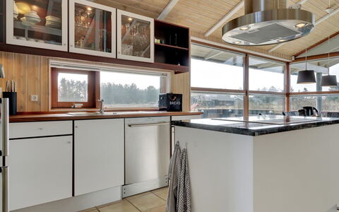 Gretha - 1.0Km from the Sea: Küche, Küchengerät, Countertop, Interior Design, Flooring, Cabinetry, Holz, Möbel, Decke, Light Fixture