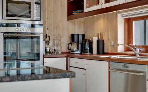 Gretha - 1.0Km from the Sea: Küchengerät, Küche, Countertop, Cabinetry, Major Appliance, Holz, Interior Design, Möbel, Haushaltsgerät, Flooring