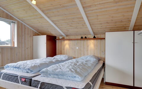 Gretha - 1.0Km from the Sea: Holz, Schlafzimmer, Decke, Interior Design, Bett, Möbel, Zuhause, Fussboden, Zimmer, Bettdecke