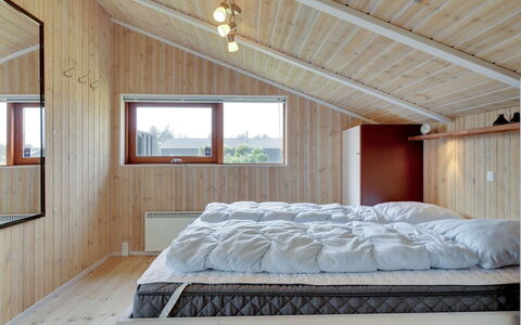 Gretha - 1.0Km from the Sea: Holz, Decke, Interior Design, Schlafzimmer, Zimmer, Bett, Hartholz, Bettrahmen, Planke, Light Fixture