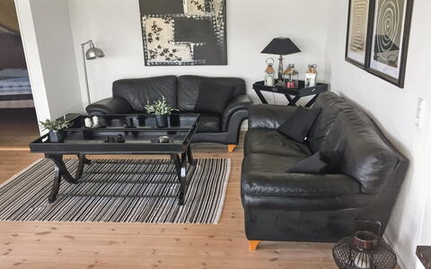 Gretha - 1.0Km from the Sea: Möbel, Interior Design, Couch, Flooring, Fussboden, Wohnzimmer, Holz, Holzboden, Zimmer, Beleuchtung