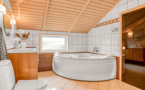 Leya - 1.2Km from the Sea: Möbel, Interior Design, Flooring, Holz, Fussboden, Decke, Holzboden, Stuhl, Tabelle, Beleuchtung