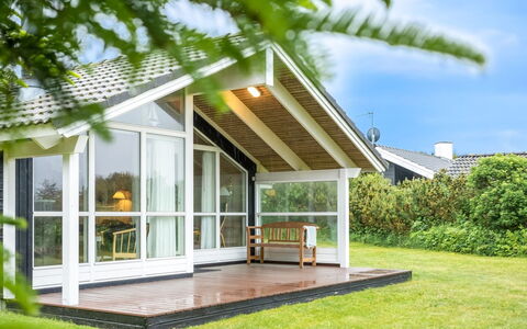 Leya - 1.2Km from the Sea: Möbel, Interior Design, Flooring, Holz, Fussboden, Decke, Holzboden, Stuhl, Tabelle, Beleuchtung