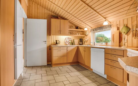 Leya - 1.2Km from the Sea: Interior Design, Küche, Holz, Flooring, Countertop, Decke, Fussboden, Cabinetry, Möbel, Zimmer