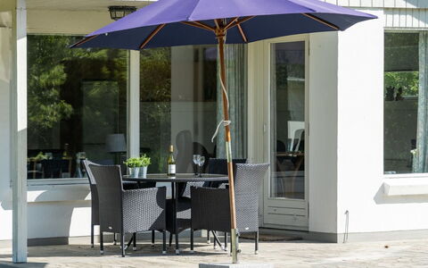 Ehm - 600M from the Sea: Die Architektur, Dach, Zuhause, Verbundwerkstoff, Daylighting, Abstellgleis, Auffahrt