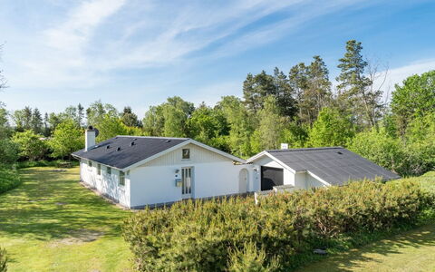 Ehm - 600M from the Sea: Die Architektur, Dach, Zuhause, Verbundwerkstoff, Daylighting, Abstellgleis, Auffahrt