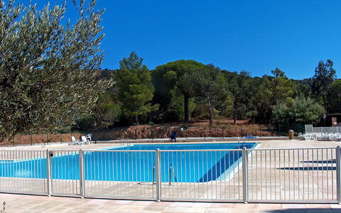 Les Mas de Gigaro: Wasser, Himmel, Schwimmbad, Azurblau, Blau, Schatten, Baum, Rechteck, Zaun, Pflanze