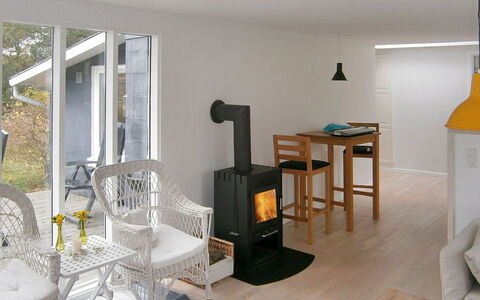 Siggi - 400M from the Sea: Wohngebiet, Dach, Vorort, Auffahrt, Estate, Kamin