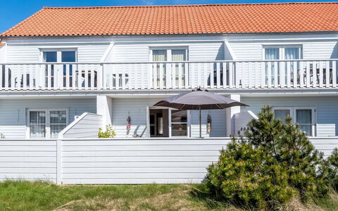 Cilla - 1Km from the Sea: Möbel, Interior Design, Flooring, Holz, Fussboden, Decke, Holzboden, Stuhl, Tabelle, Beleuchtung