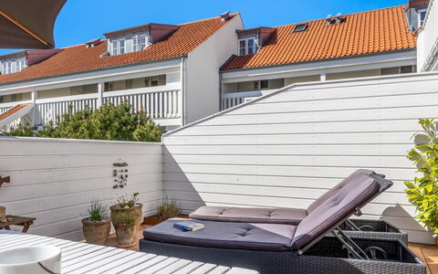 Cilla - 1Km from the Sea: Möbel, Interior Design, Flooring, Holz, Fussboden, Decke, Holzboden, Stuhl, Tabelle, Beleuchtung