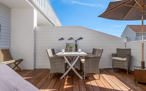 Cilla - 1Km from the Sea: Möbel, Interior Design, Flooring, Holz, Fussboden, Decke, Holzboden, Stuhl, Tabelle, Beleuchtung