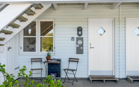 Cilla - 1Km from the Sea: Möbel, Interior Design, Flooring, Holz, Fussboden, Decke, Holzboden, Stuhl, Tabelle, Beleuchtung