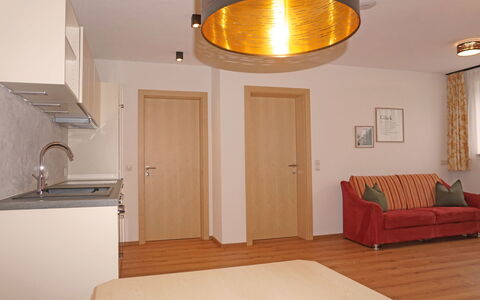 Freiheit-La: Eigentum, Couch, Holz, Komfort, Interior Design, Beleuchtung, Orange, Gebäude, Die Architektur, Fussboden