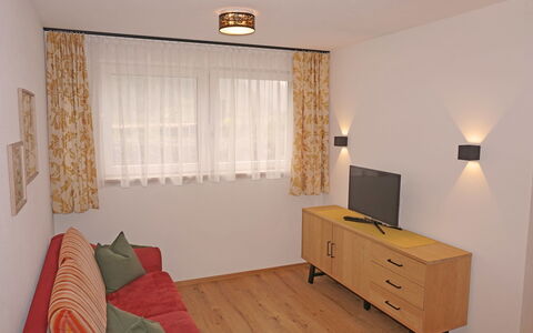 Freiheit-La: Möbel, Eigentum, Cabinetry, Komfort, Schublade, Gebäude, Holz, Interior Design, Flooring, Kommode