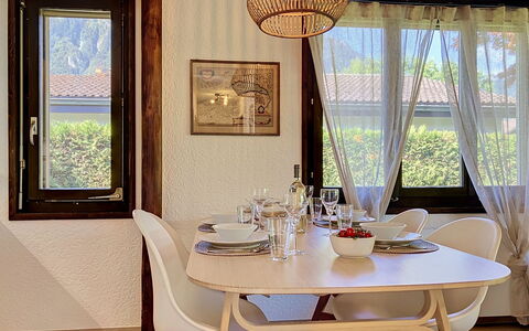 Dorenavant: Möbel, Interior Design, Holz, Flooring, Stuhl, Tabelle, Esszimmer, Light Fixture, Beleuchtung, Küche & Esszimmer Tisch